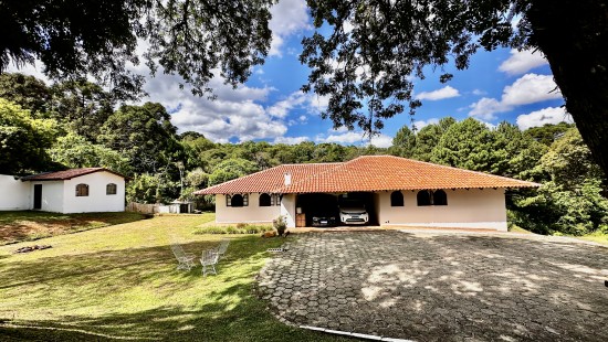 CASA COM AMPLO TERRENO SANTA CANDIDA