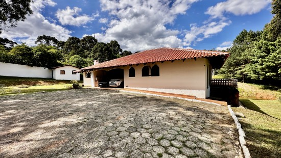 CASA COM AMPLO TERRENO SANTA CANDIDA