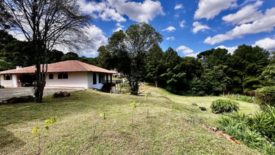CASA COM AMPLO TERRENO SANTA CANDIDA