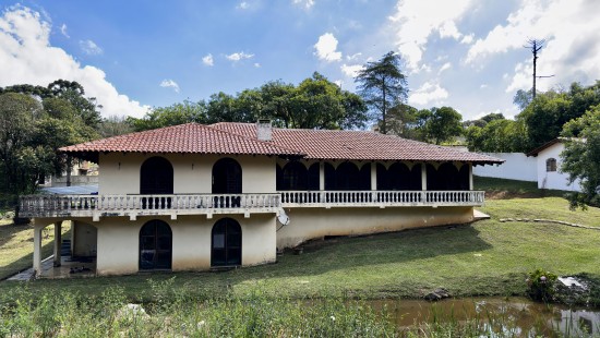 CASA COM AMPLO TERRENO SANTA CANDIDA