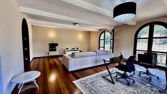 CASA COM AMPLO TERRENO SANTA CANDIDA