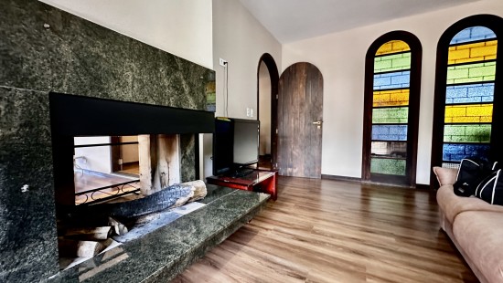CASA COM AMPLO TERRENO SANTA CANDIDA