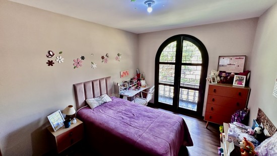 CASA COM AMPLO TERRENO SANTA CANDIDA