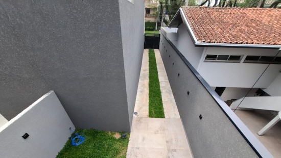 SOBRADO NOVO NO PORTÃO