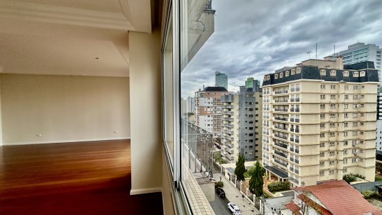 APARTAMENTO AMPLO NO BATEL