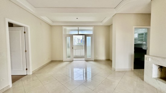 APARTAMENTO AMPLO NO BATEL
