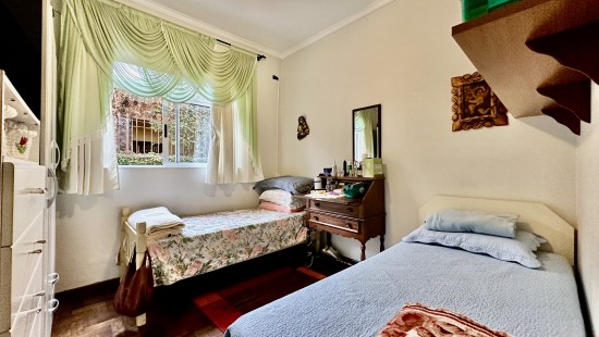 CASA NO PORTÃO COM TERRENO ZR-4
