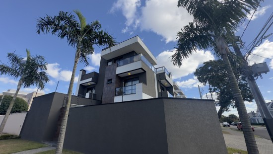 SOBRADO TRIPLEX MOBILIADO HAUER