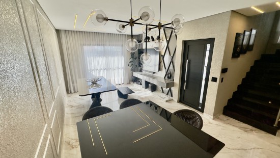 SOBRADO TRIPLEX MOBILIADO HAUER